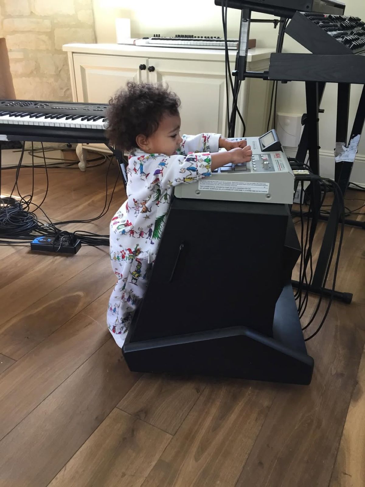 Η Κιμ Καρντάσιαν με την κόρη της Νόρθ, μωρό, παίζει με πιάνο