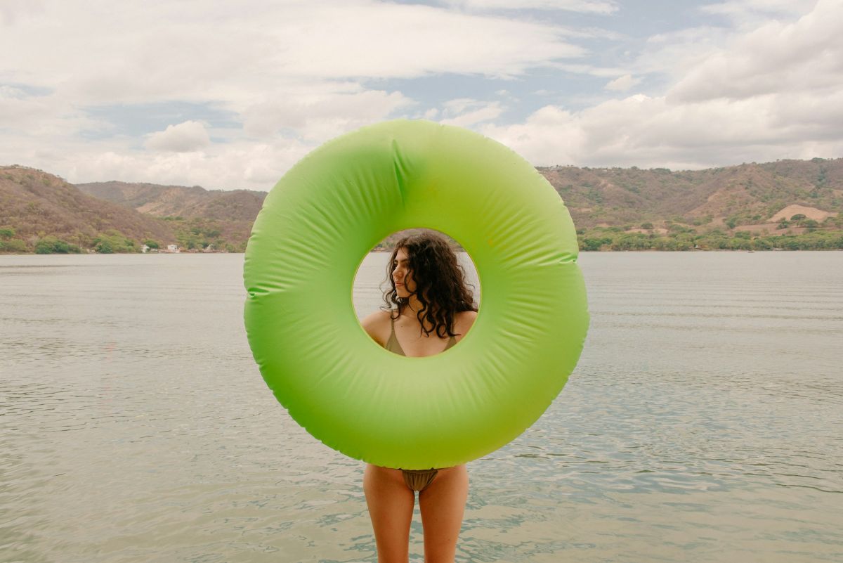 Μια κοπέλα κρατάει φουσκωτό
