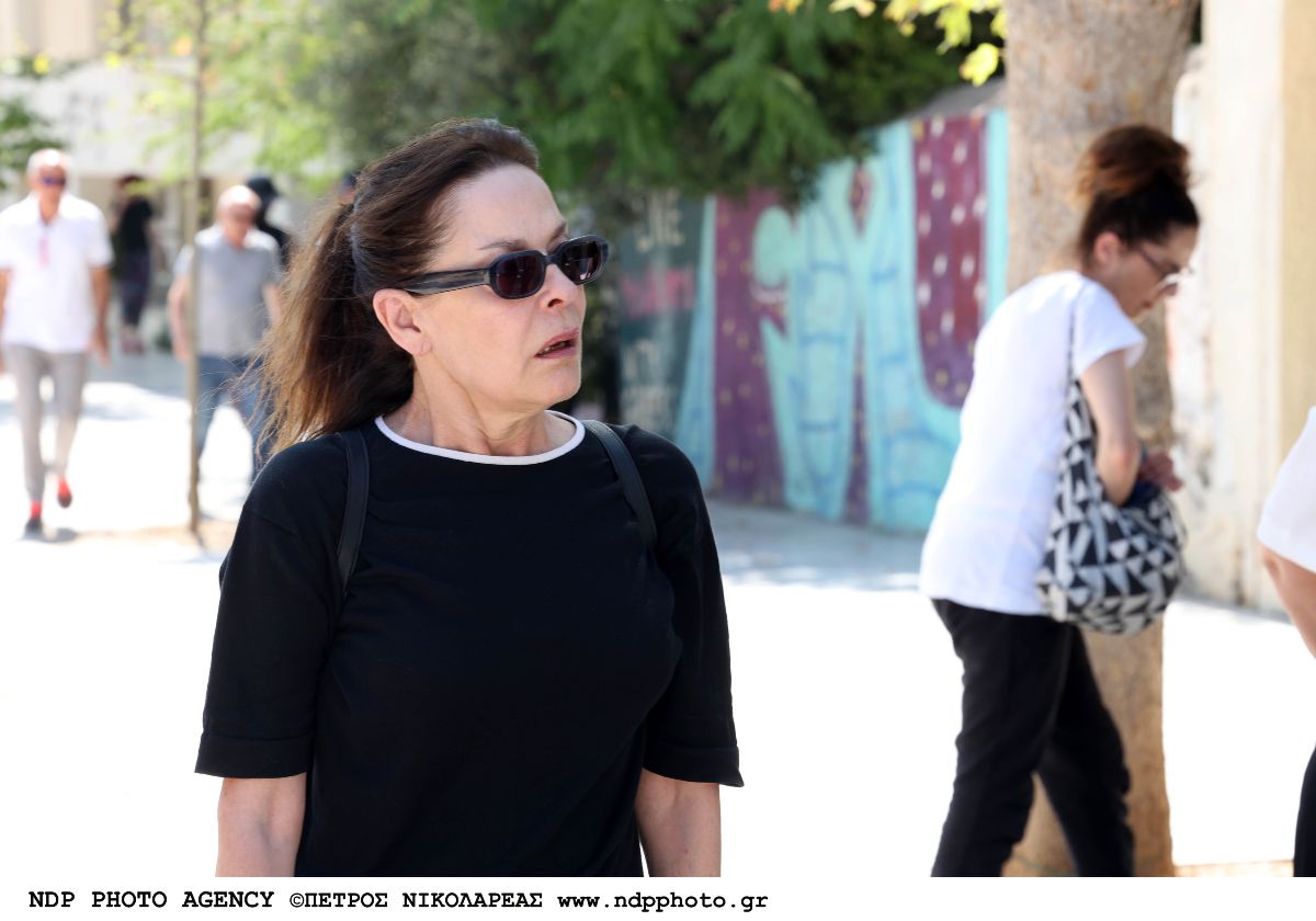 Η Κοραλιά Καράντη στη κηδεία του Βασίλη Παπαβασιλείο