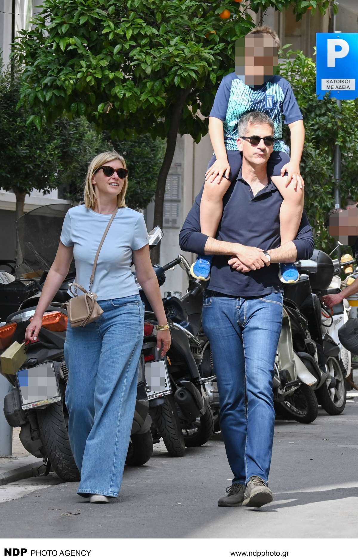 Η Σία Κοσιώνη με τον Κάωστα Μπακογιάννη και τον γιο τους