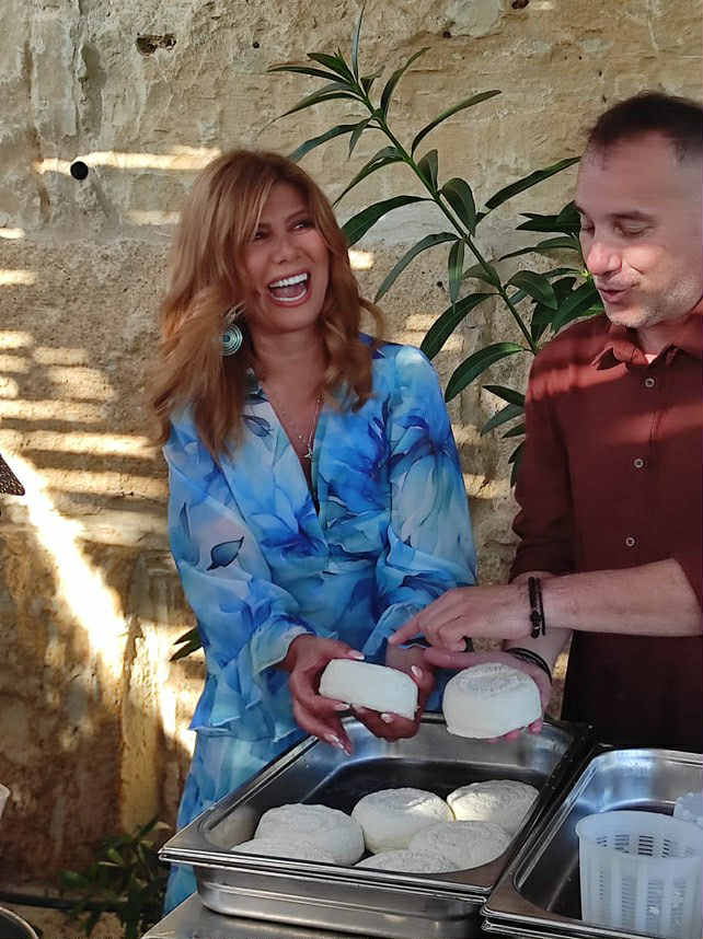 Ζήνα Κουτσελίνη: Οι χλιδάτες διακοπές της παρουσιάστριας με την ομάδα της