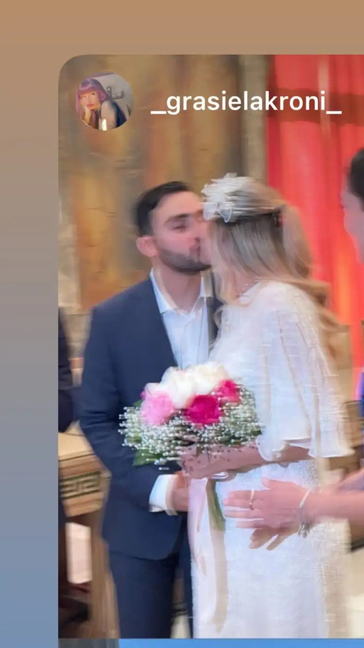 Η Ίλντα Κρόνι δίνει φιλί στο στόμα στον σύζυγό της στον γάμο τους