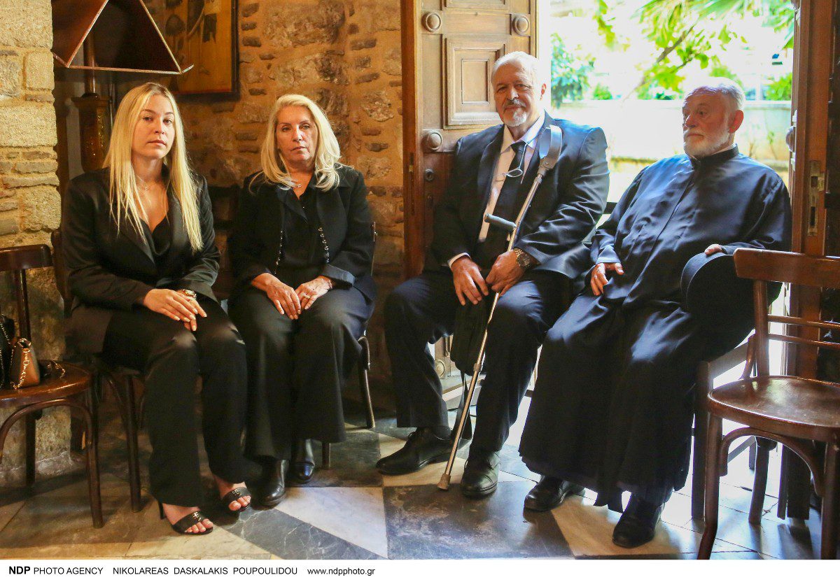 Αγαπημένα πρόσωπα στο Λαϊκό προσκύνημα του Πετρολούκα Χαλκιά