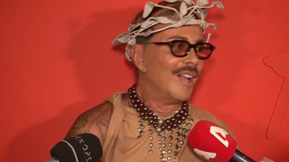 Ο Λάκης Γαβαλάς στις κάμερες