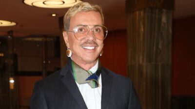 Ο Λάκης Γαβαλάς σε βραδινή του έξοδο