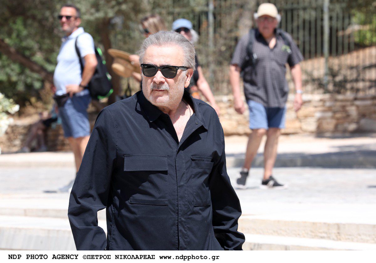 Ο Λάκης Λαζόπουλος στη κηδεία του Βασίλη Παπαβασιλείου