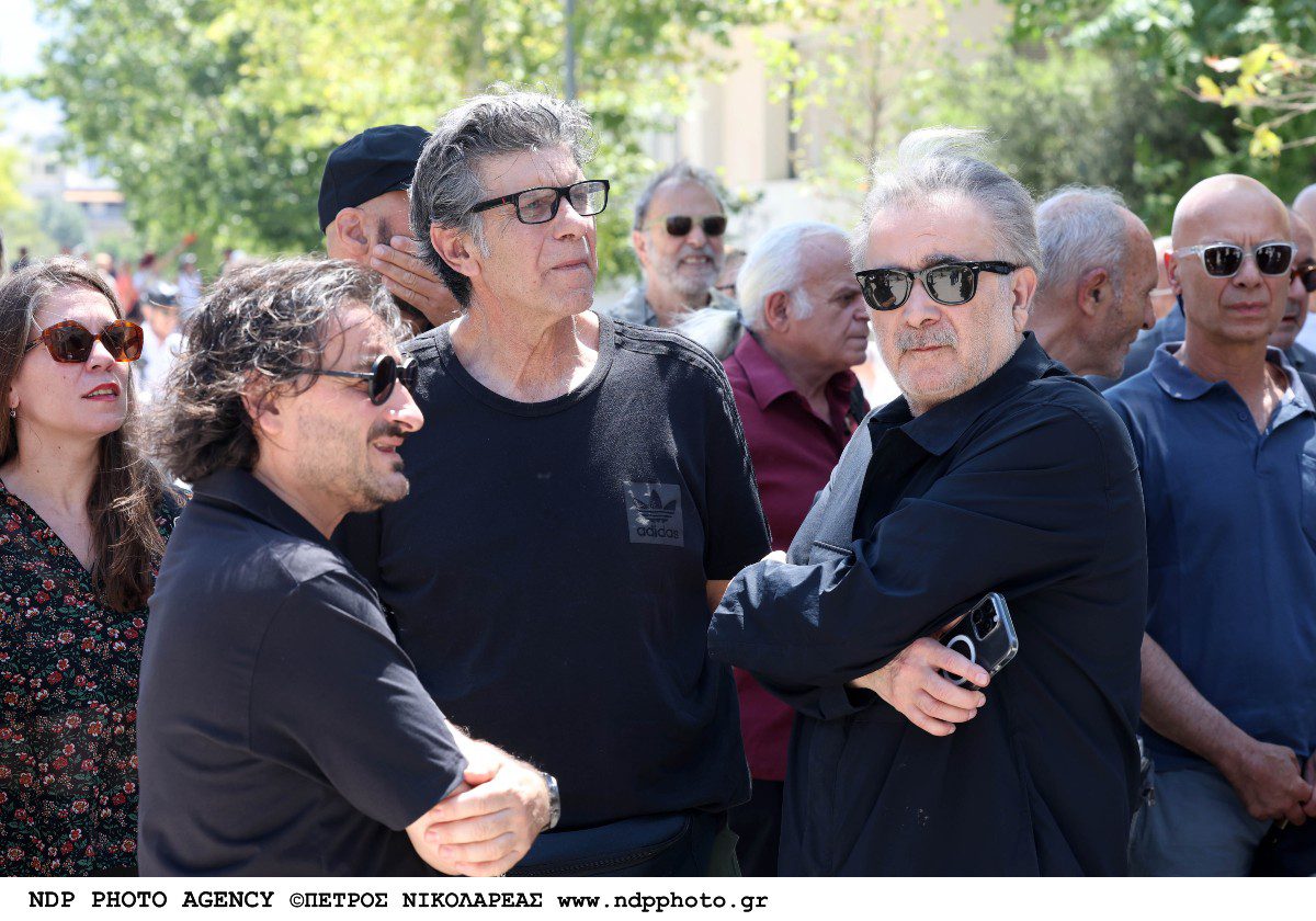 Ο Λάκης Λαζόπουλος και ο Γιάννης Μπέζος στη κηδεία του Βασίλη Παπαβασιλείου