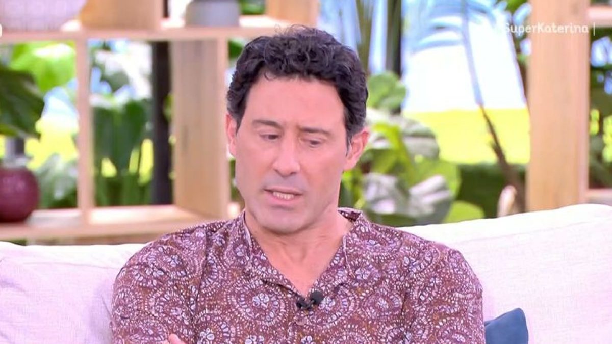 Ο Λευτέρης Ελευθερίου στο πλατό του Super Κατερίνα