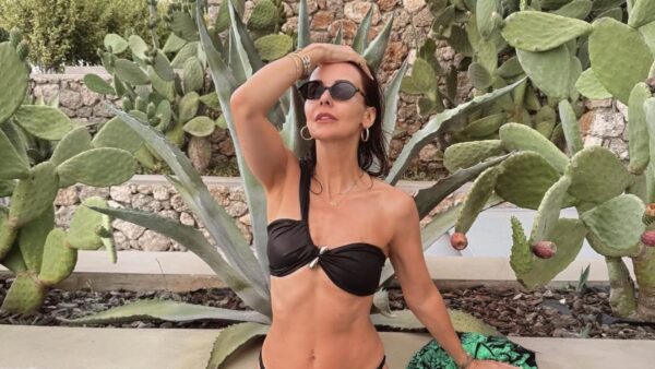 Η Μπέττυ Μαγγίρα ποζάρει με μπικίνι