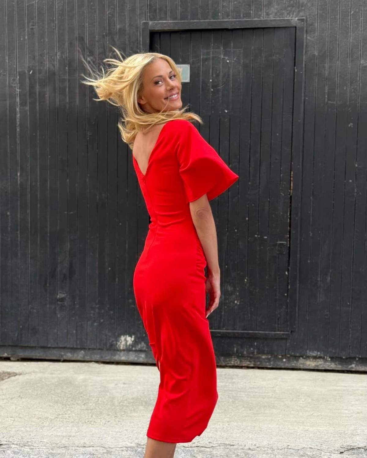 Με φόρεμα κόκκινο η Ζέτα Μακρυπούλια