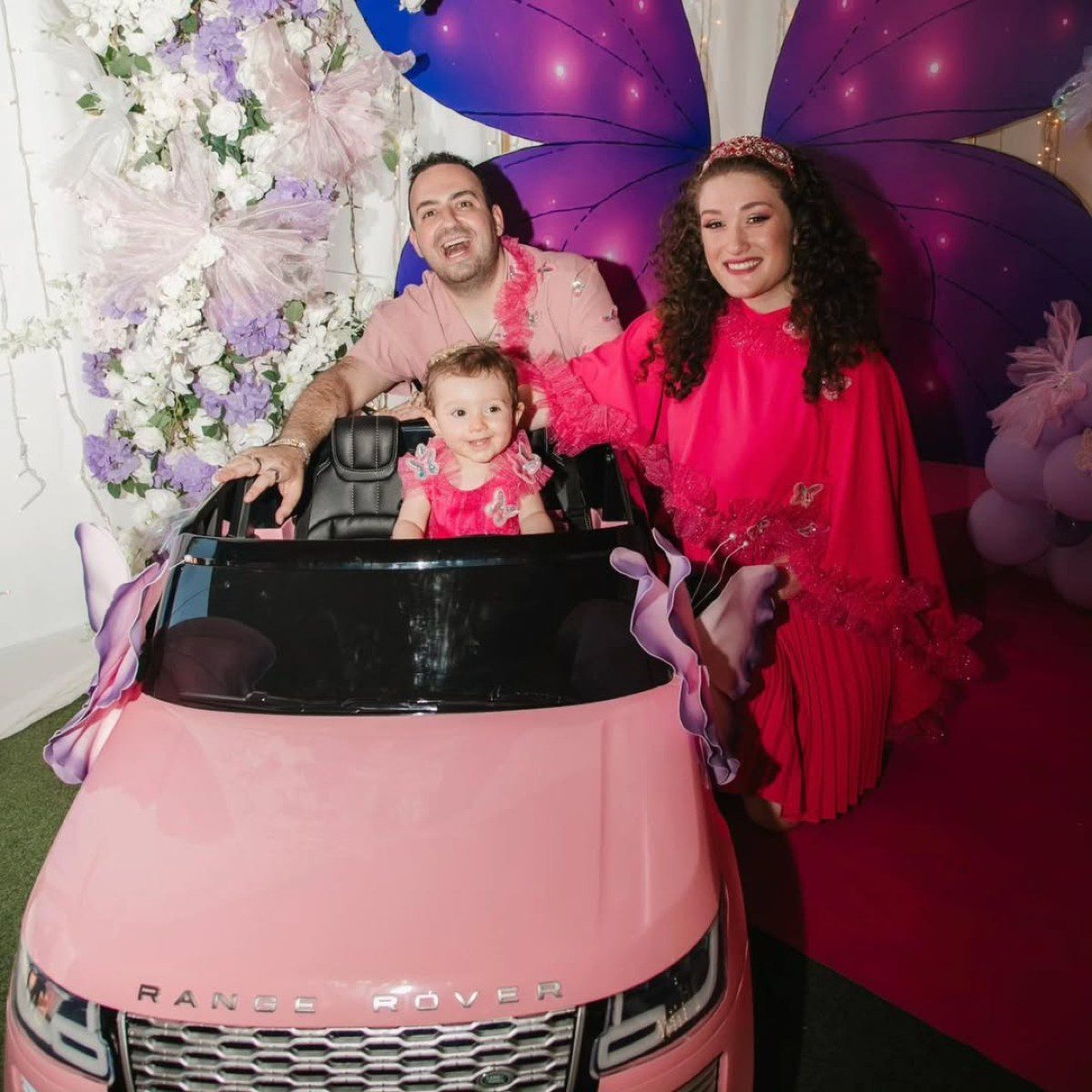 Ο Μαυρίκιος Μαυρικίου και η Ιλάειρα Ζήση αγκαλιά με την κόρη τους στο πάρτι γενεθλίων της, με το αμαξάκι της