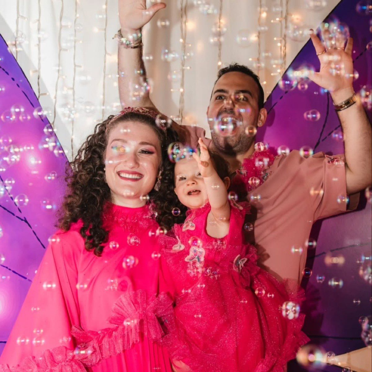 Ο Μαυρίκιος Μαυρικίου και η Ιλάειρα Ζήση αγκαλιά με την κόρη τους στο πάρτι γενεθλίων της, περιτριγυρισμένοι από φούσκες