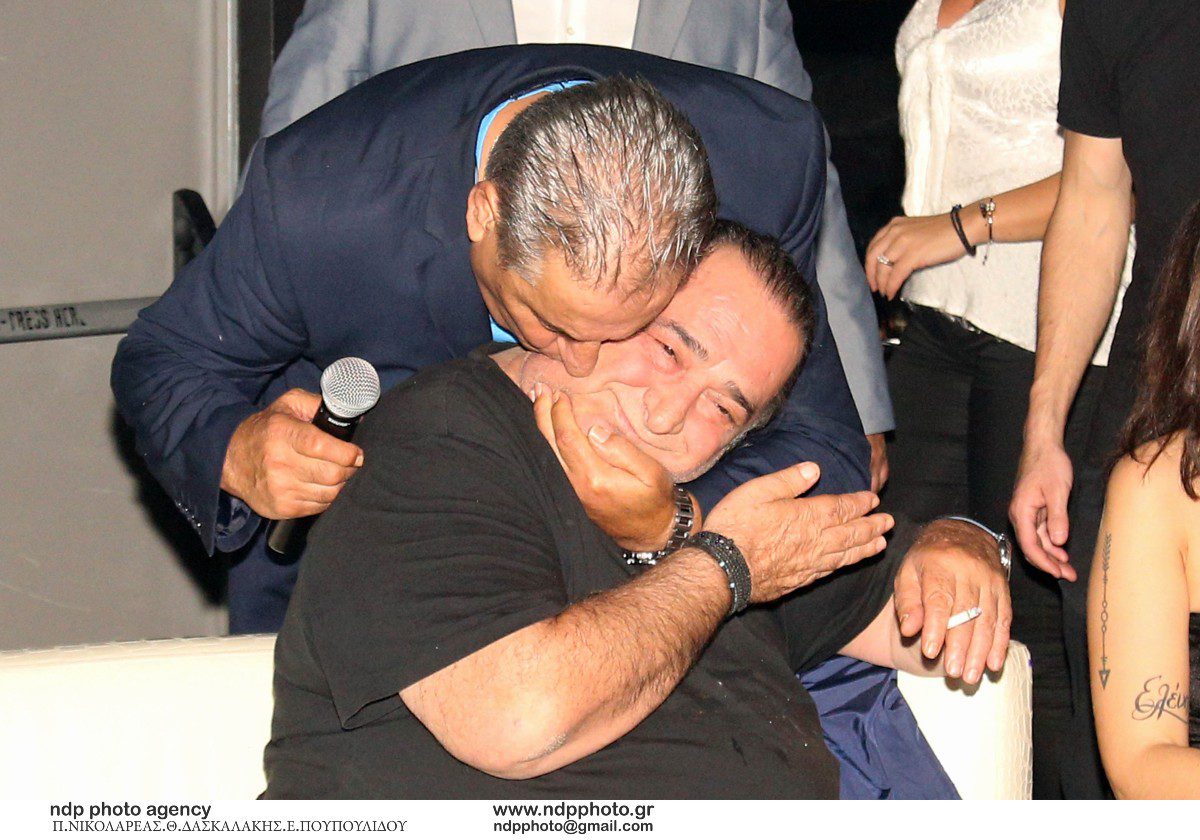 Μελάς και Καρράς αγκαλιάζονται