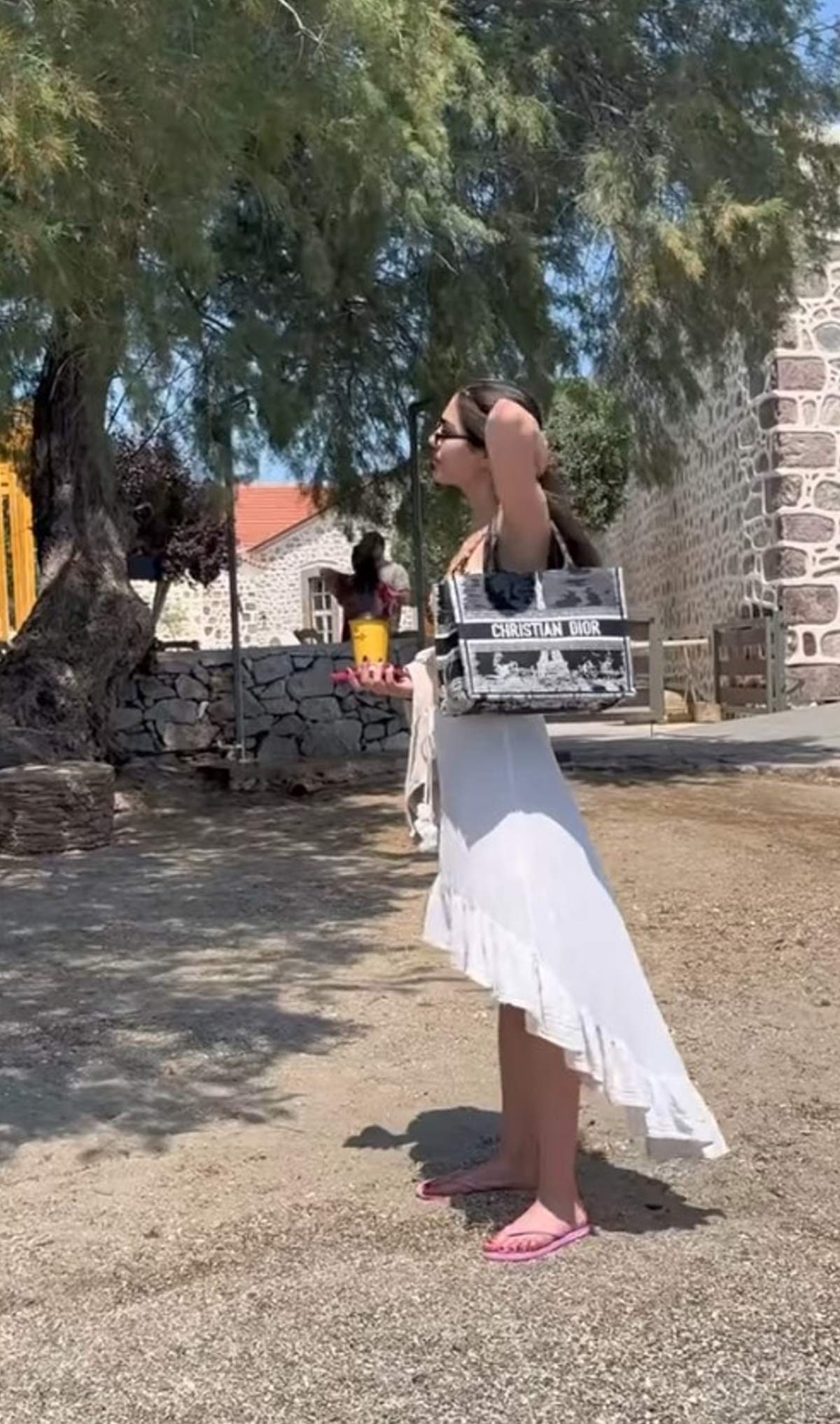 H Μελίνα Νικολαΐδη στην παραλία