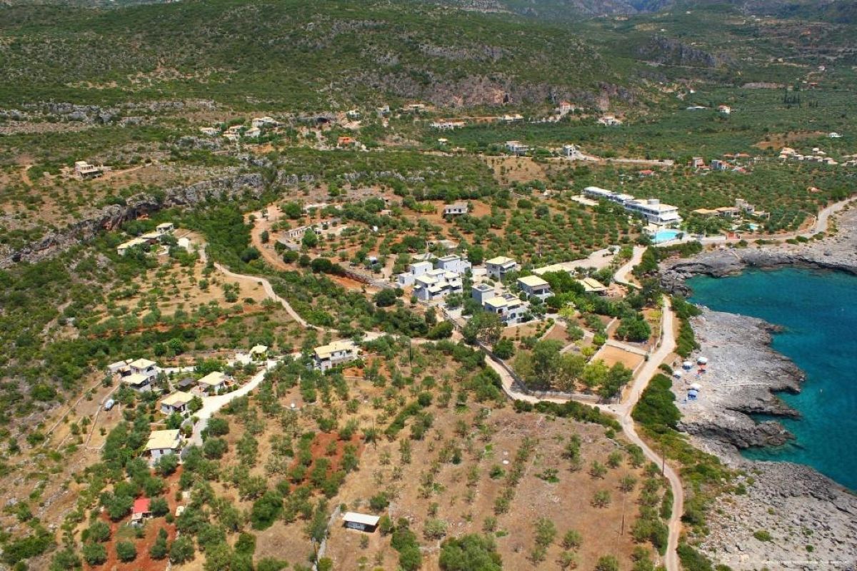 Βίλες ανάμεσα σε βουνό και θάλασσα