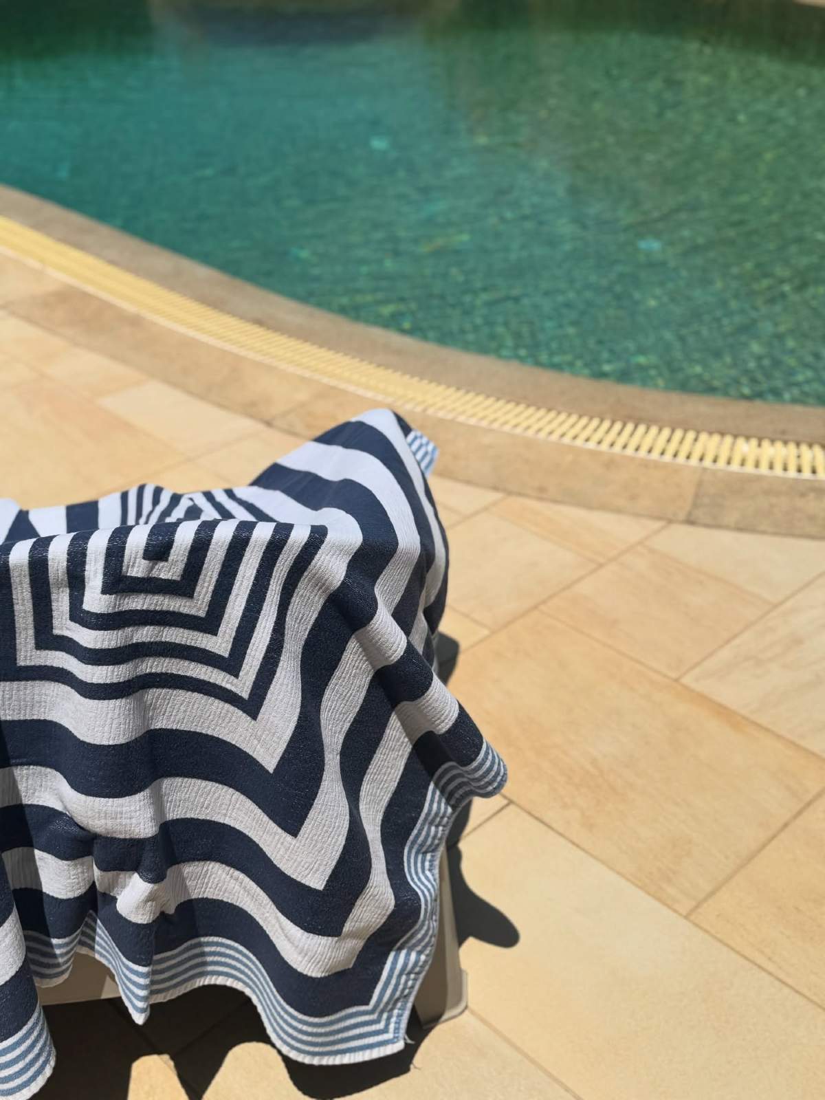 Δανάη Μπάρκα: Από την πισίνα στο σανίδι – Καλοκαιρινό διάλειμμα πριν την πρεμιέρα στο θέατρο (Φωτογραφίες)