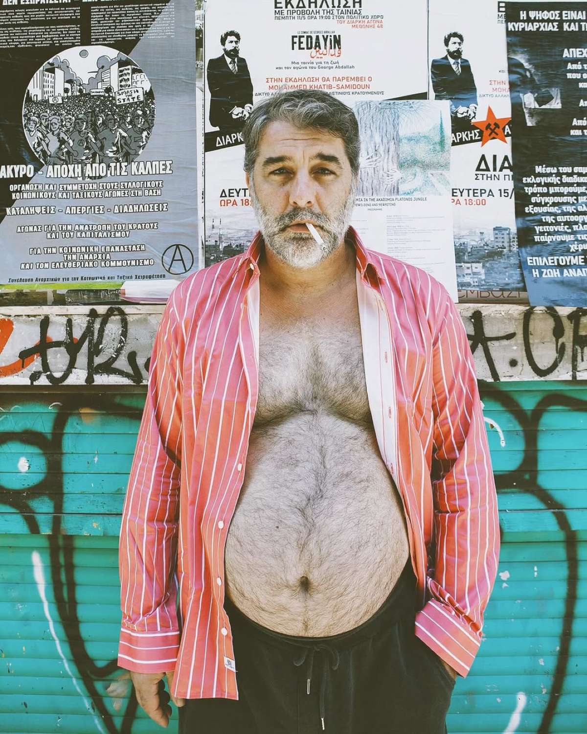 Ο Βασίλης Μπισμπίκης με ανοιχτό πουκάμισο