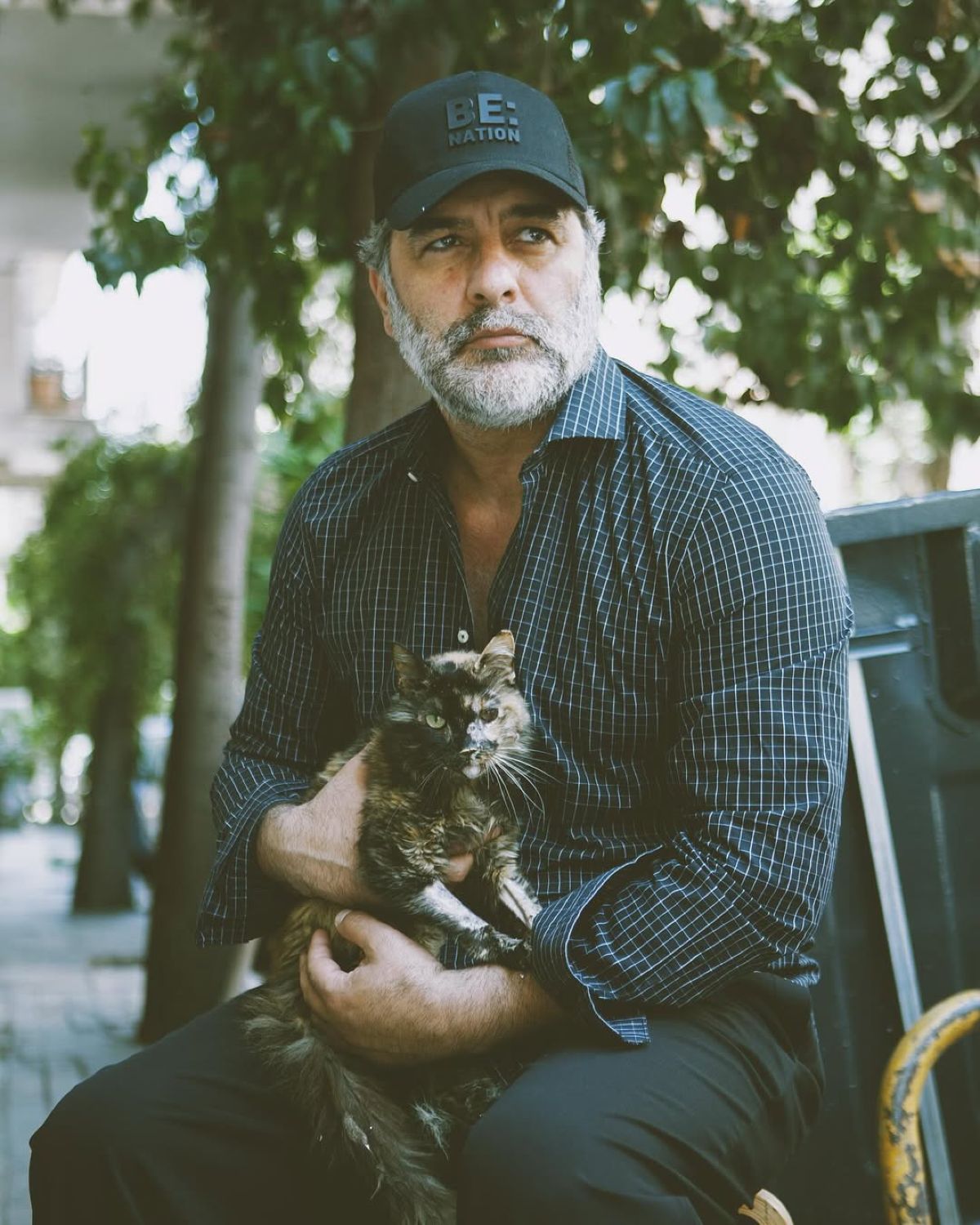 Ο Βασίλης Μπισμπίκης αγκαλιά με μία γάτα