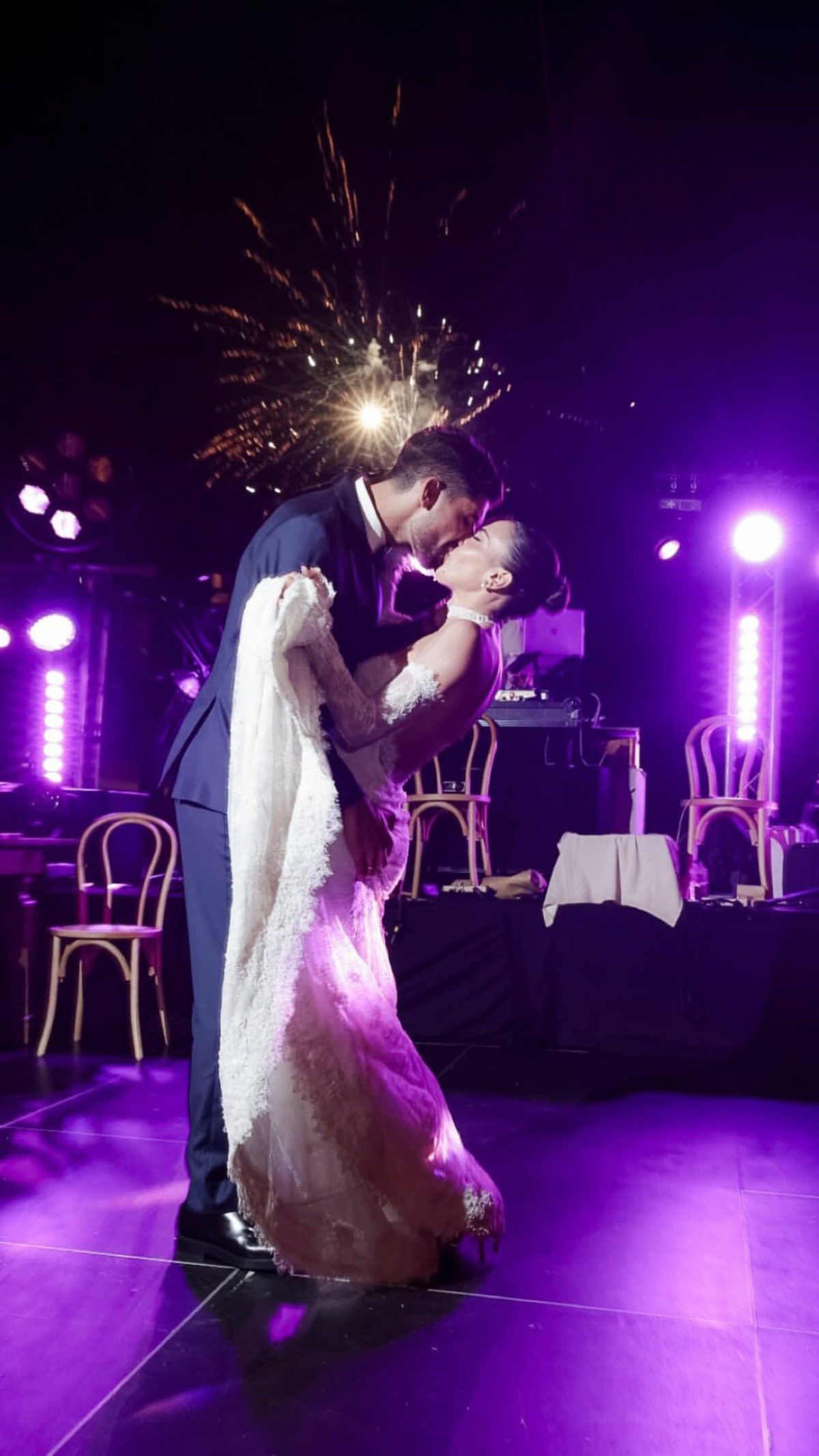 Ο Ανδρέας Μπουχαλάκης και η σύζυγος του στον γάμο τους, χορεύουν