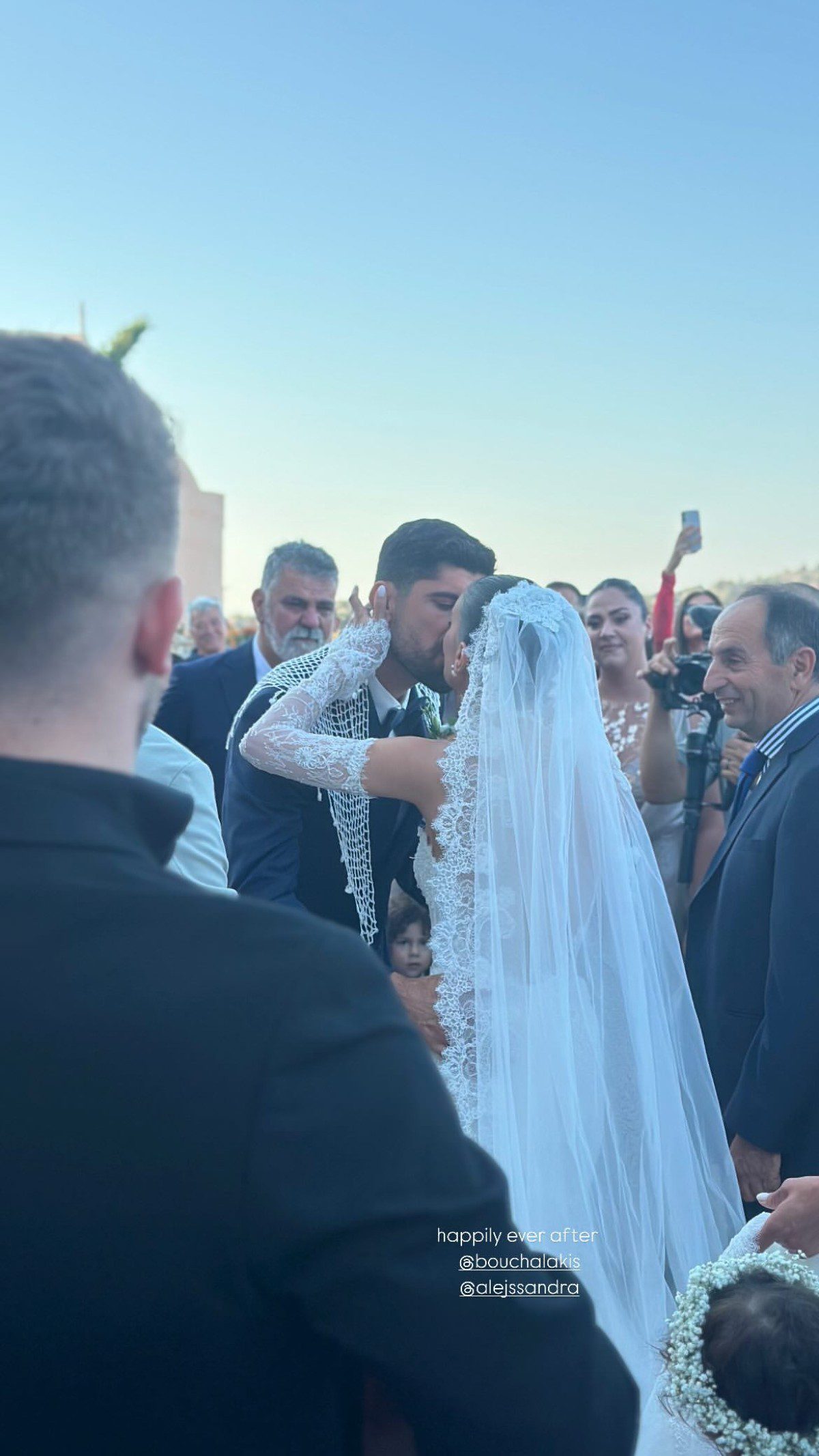 Ο Ανδρέας Μπουχαλάκης και η σύζυγος του φιλιούνται στον γάμο τους