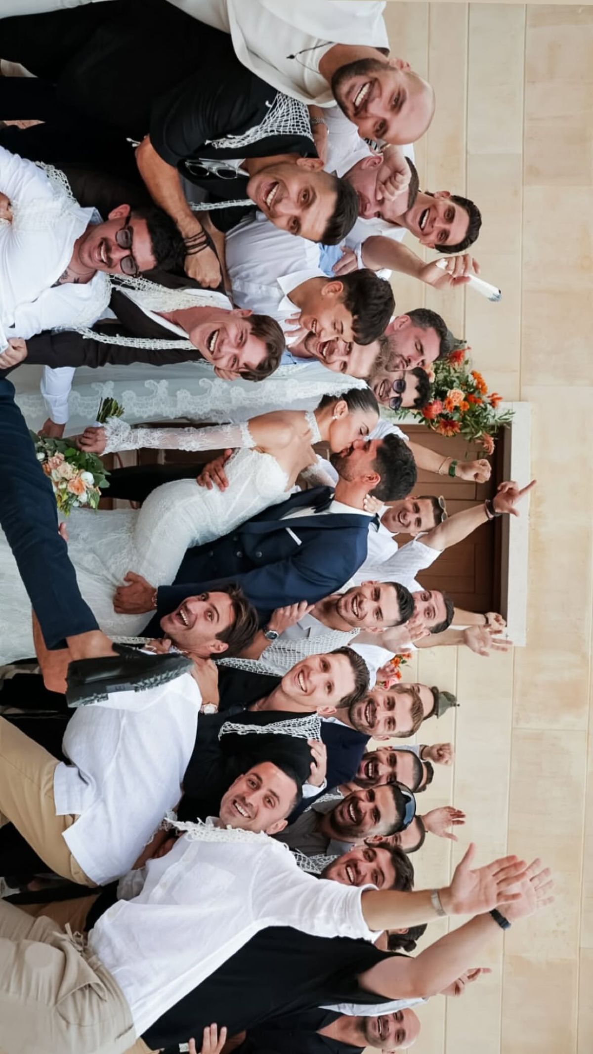 Ο Ανδρέας Μπουχαλάκης και η σύζυγος του στον γάμο τους, με τους φίλους τους