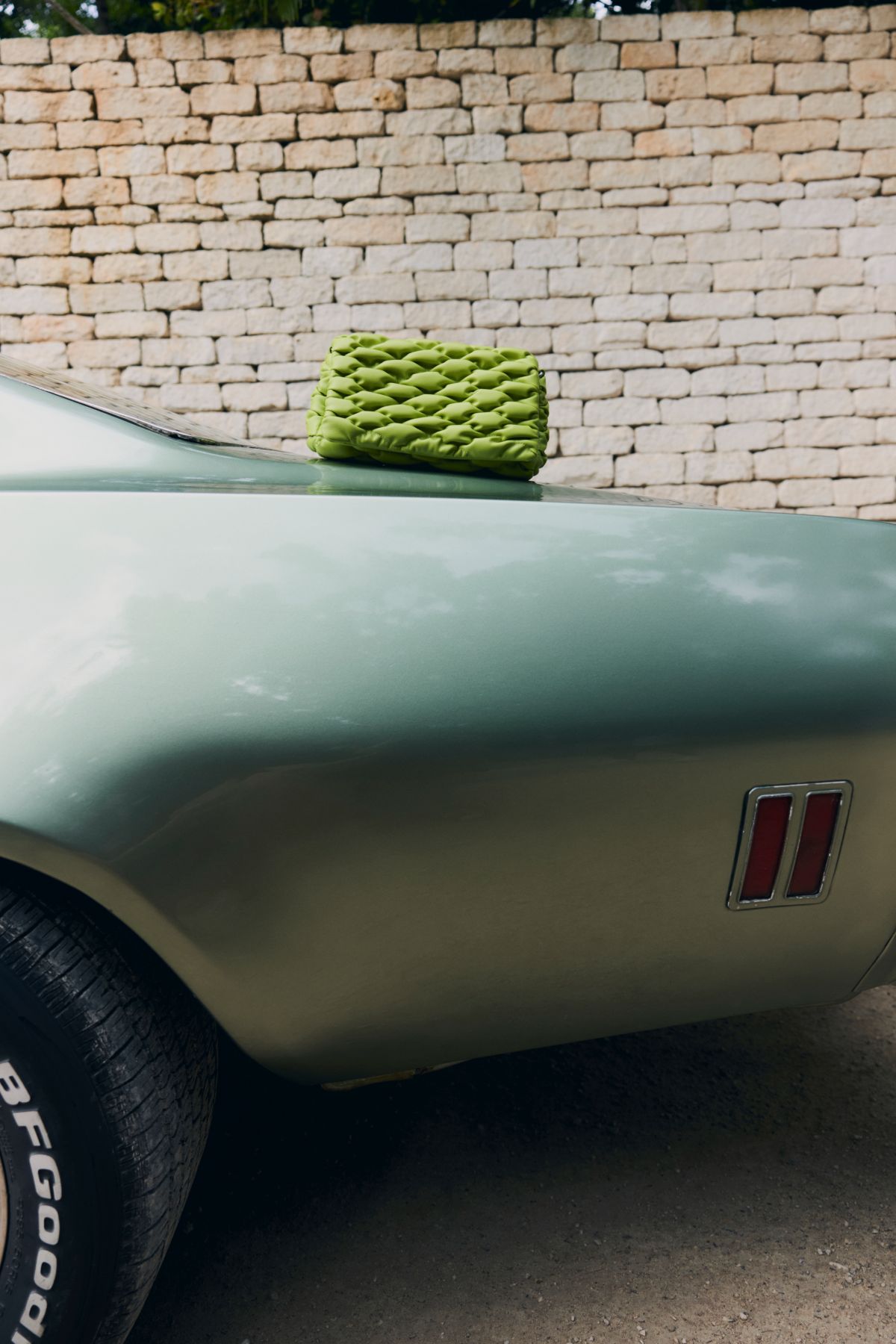 Πλεκτό lime clutch