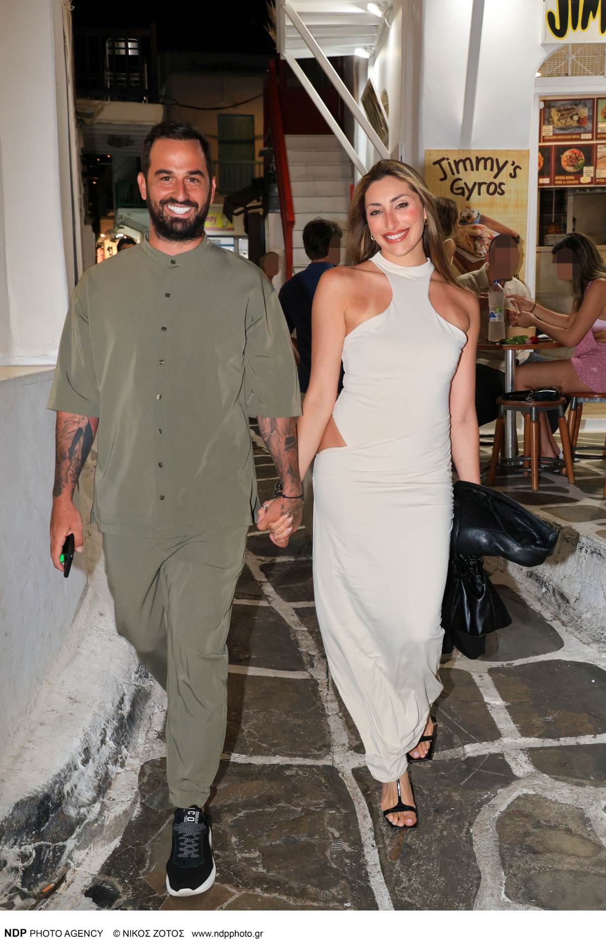 Ο Άρης Σοϊλέδης και η Μαριλίνα Κυπαρίσση στη Μύκονο, χέρι χέρι