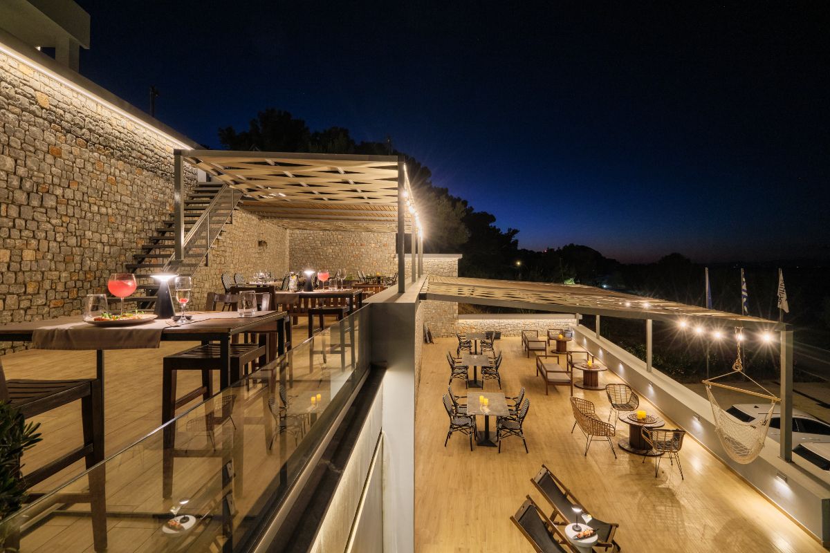 Το εστιατόριο του Mythical Coast προσφέρει εκλεκτές γεύσεις και μαγευτική θέα