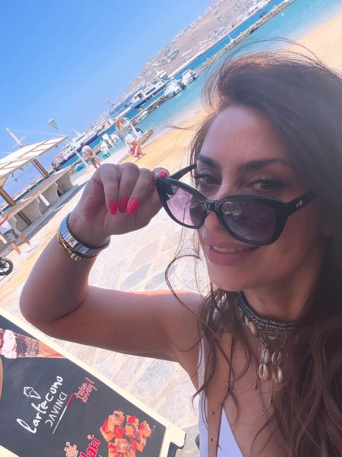 Νάνσυ Αντωνίου: Η τρυφερή ανάρτηση με τον Γρηγόρη Αρναούτογλου σε νησιώτικο ταβερνάκι