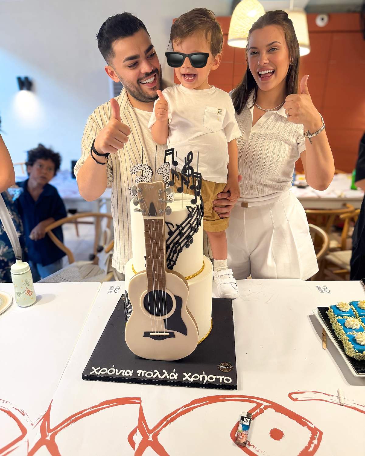 Η Λάουρα Νάργες και ο Χρήστος Σαντικάκι με τον γιο τους