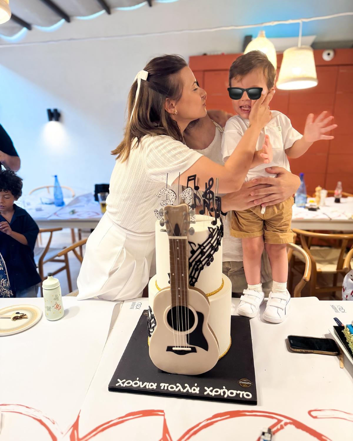 Η Λάουρα Νάργες και ο Χρήστος Σαντικάκι με τον γιο τους