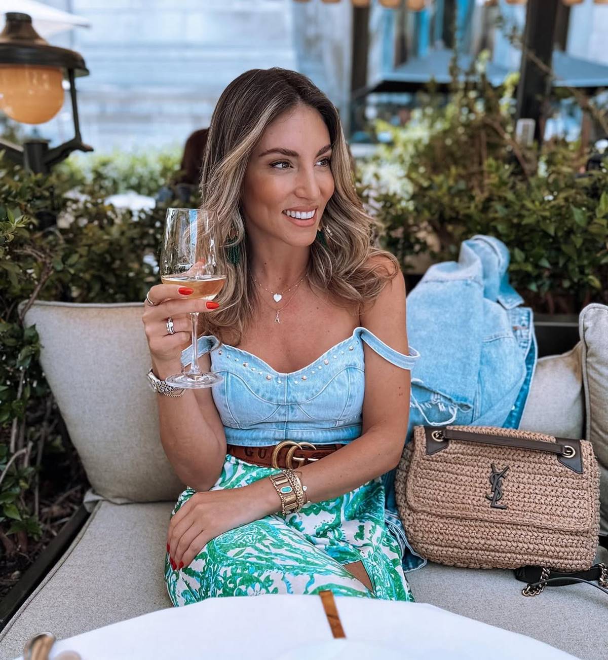 Σε καλοκαιρινά hot spots η Αθηνά Οικονομάκου