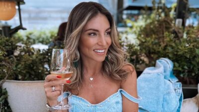 Τα καλοκαιρινά hot spots της Αθήνας επισκέπτεται η Αθηνά Οικονομάκου