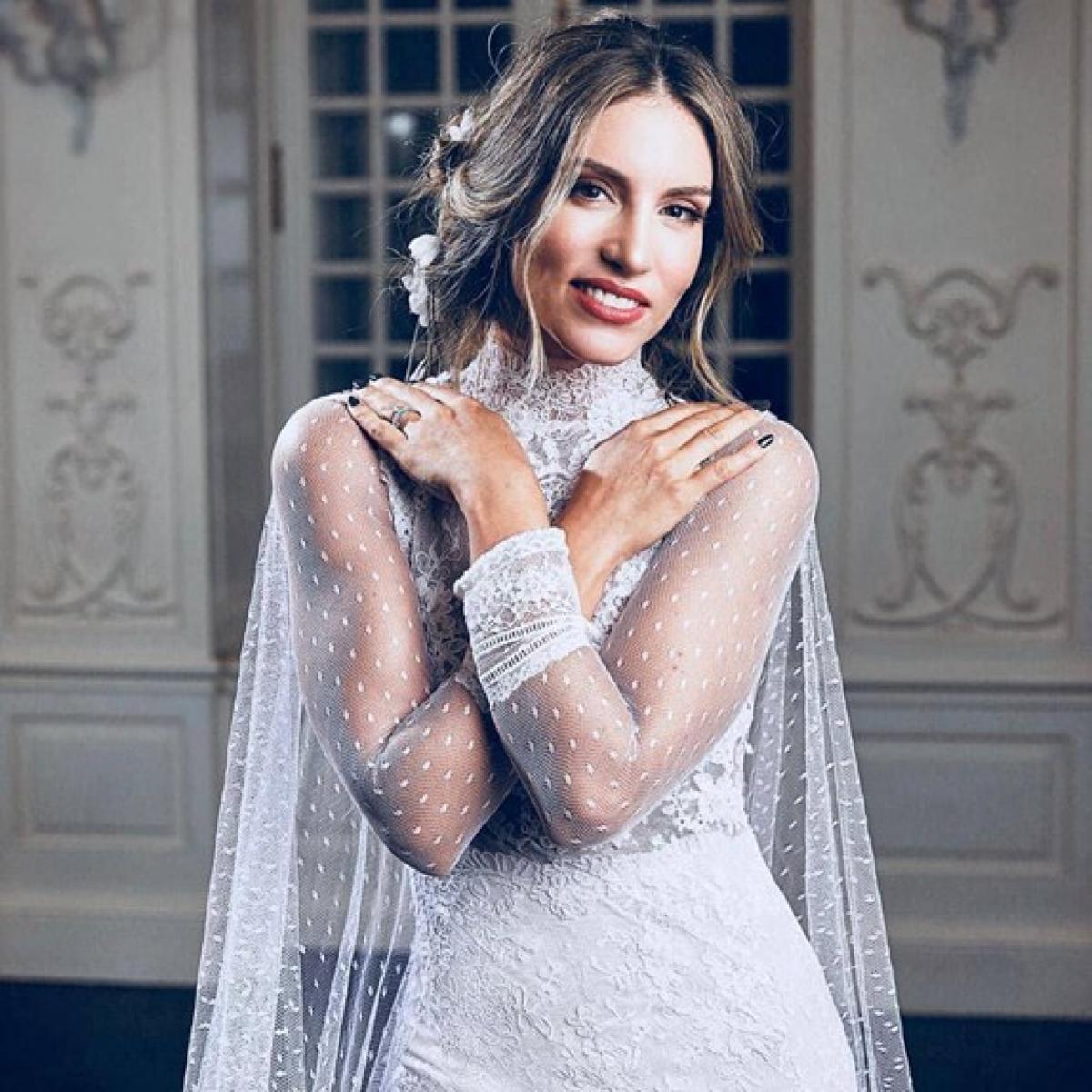 Η Αθηνά Οικονομάκου φορώντας το νυφικό της