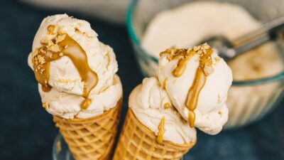 Δύο παγωτά σε χωνάκι