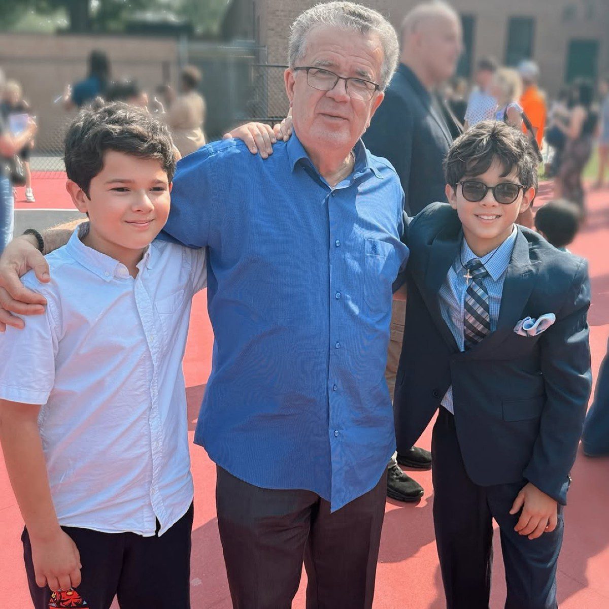 Ο πατέρας της Καλομοίρας με τα εγγόνια του