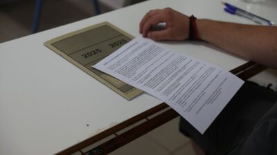 Μαθητής δίνει πανελλήνιες