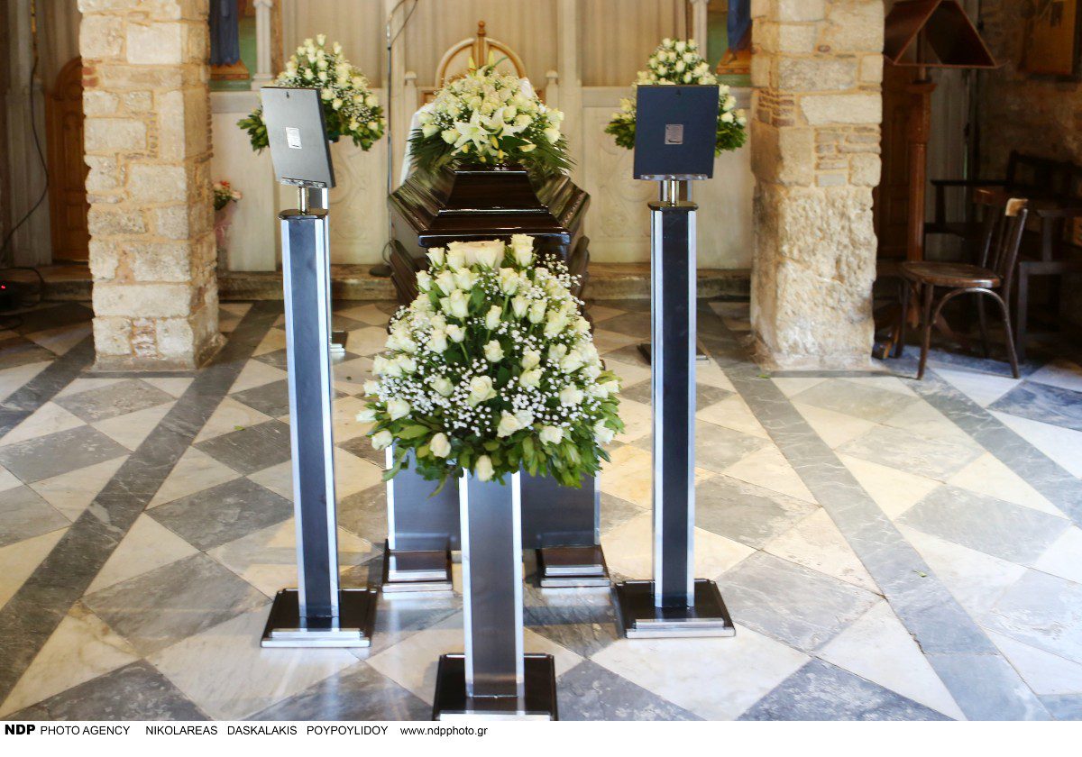 Η σορός του Πετρολούκα Χαλκιά σε λαϊκό προσκύνημα