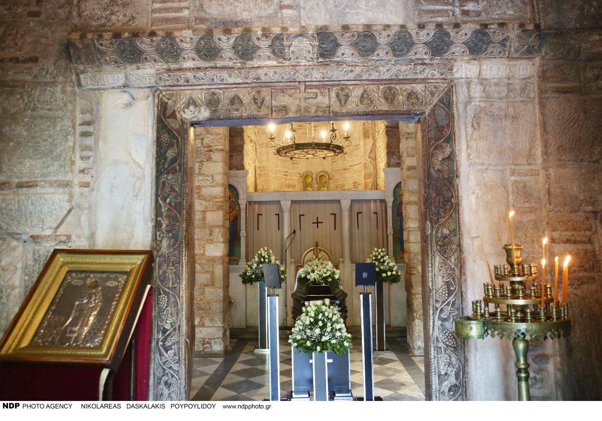 Η σορός του Πετρολούκα Χαλκιά σε λαϊκό προσκύνημα