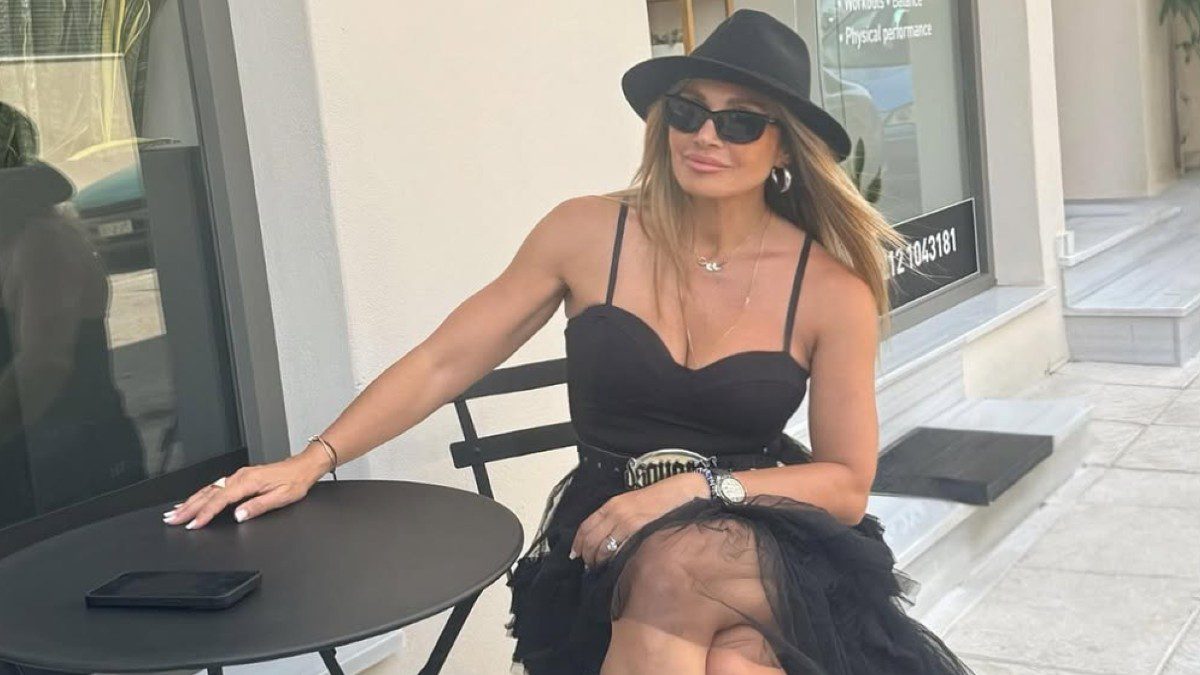 H Ελένη Πετρουλάκη κάθεται σε μαγαζί