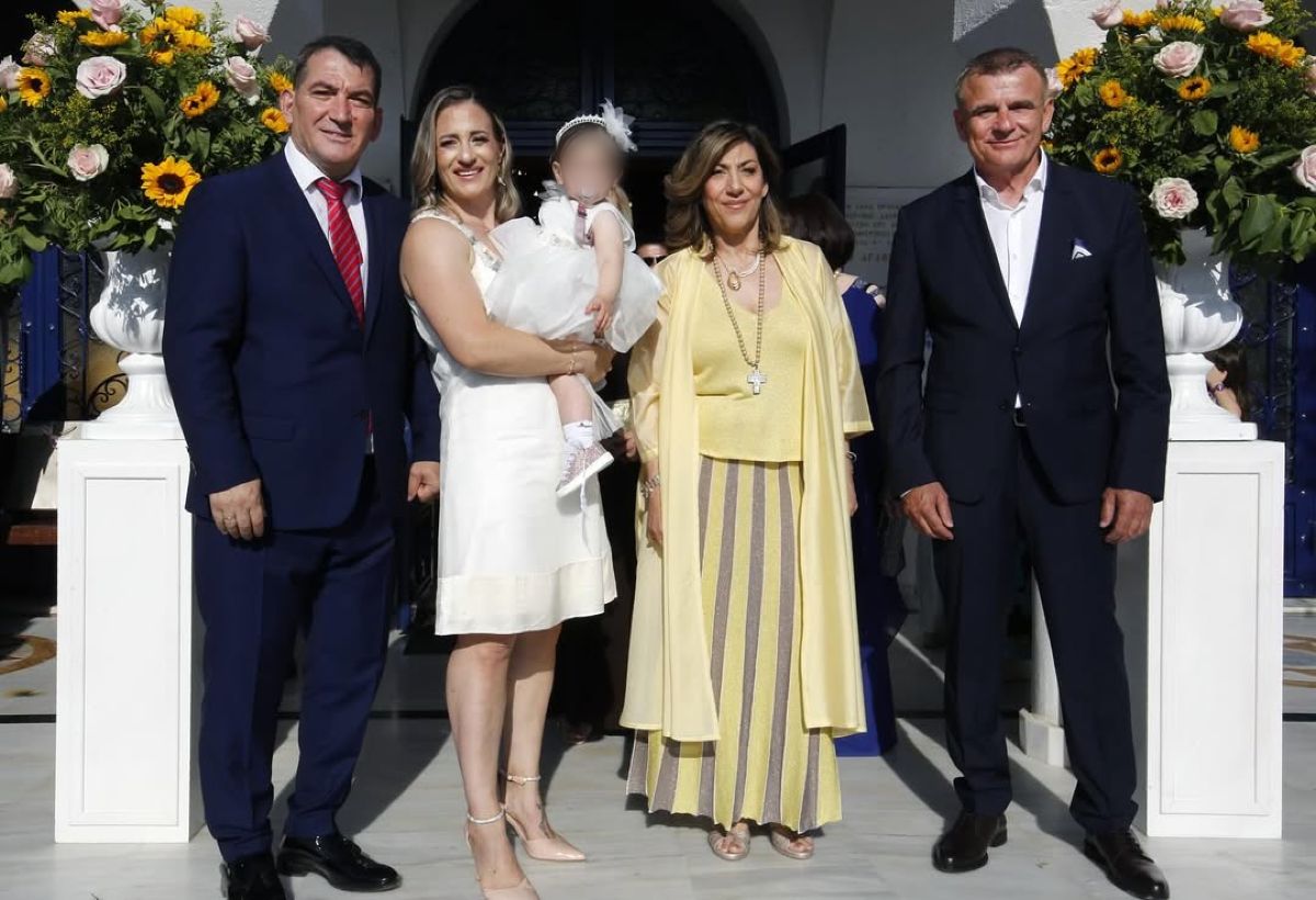 Ο Πύρρος Δήμας και η Αφροδίτη Σκαφίδα στη βάφτιση της κόρης τους