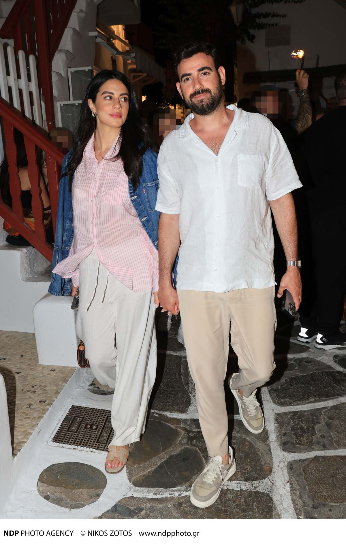 Ο Νίκος Πολυδερόπουλος χέρι χέρι με την σύντροφό του στη Μύκονο