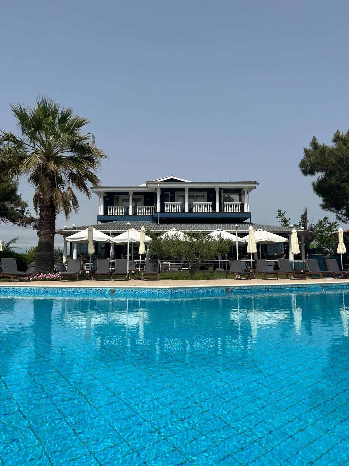 Η πισίνα του ξενοδοχείου είναι ιδανική για ατελείωτες βουτιές