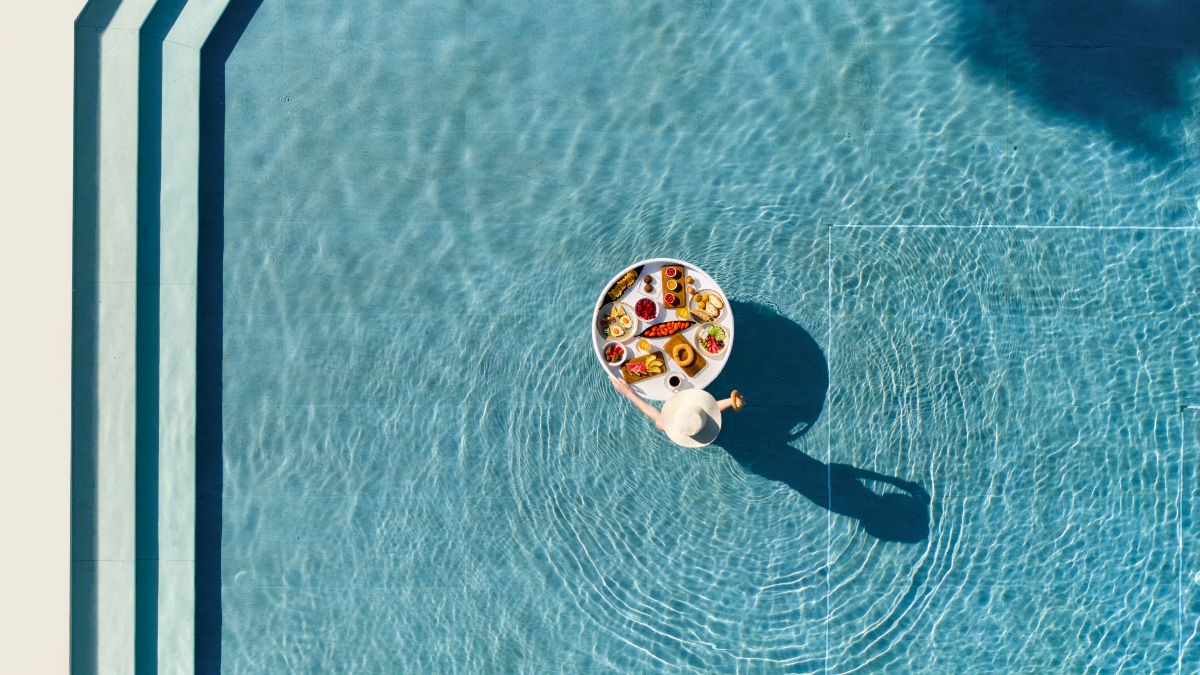 Πρωινό στην πισίνα; It's a yes!