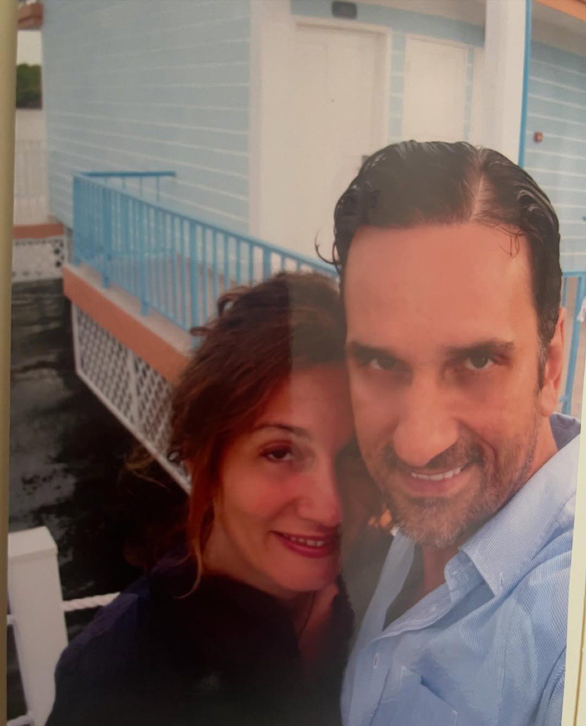 Ο Νίκος Ψαρράς αγκαλιά με την σύζυγό του