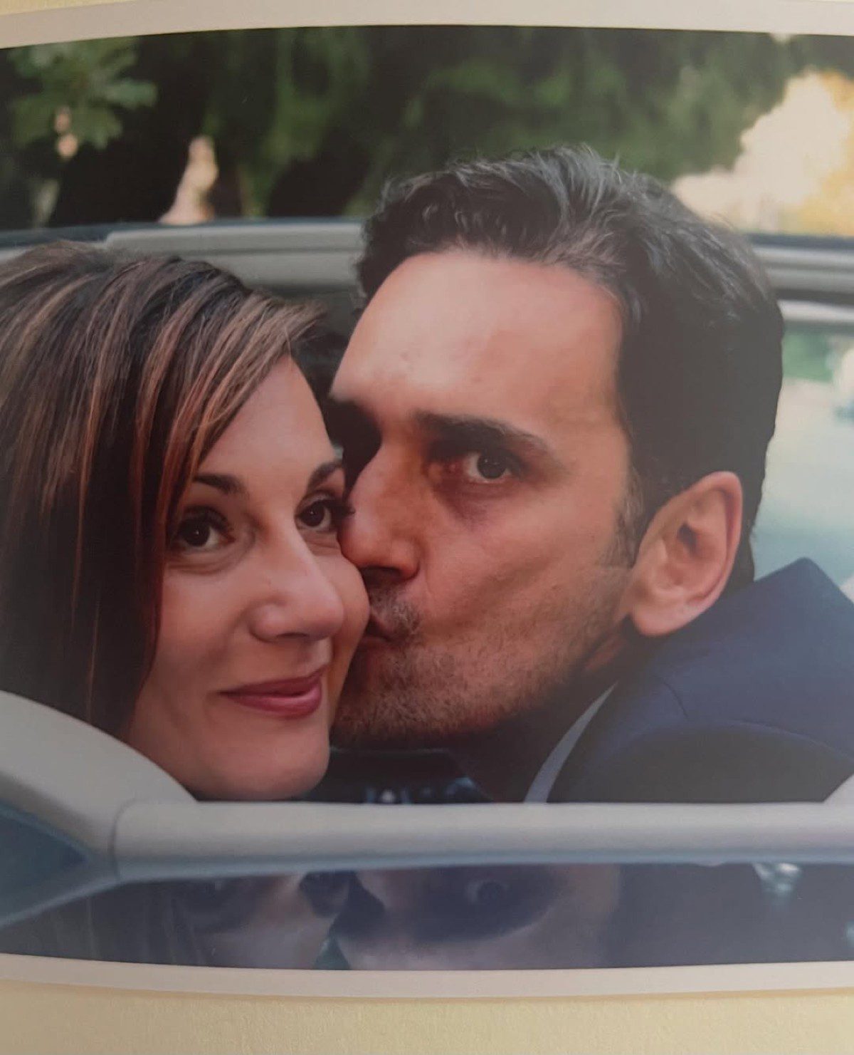 Ο Νίκος Ψαρράς φιλάει στο μάγουλο την σύζυγό του