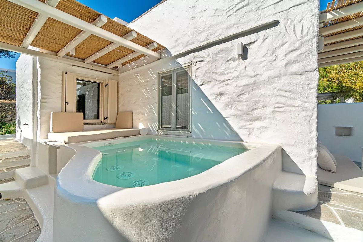 Το ιδιωτικό σας jacuzzi σας περιμένει για απόλυτη χαλάρωση