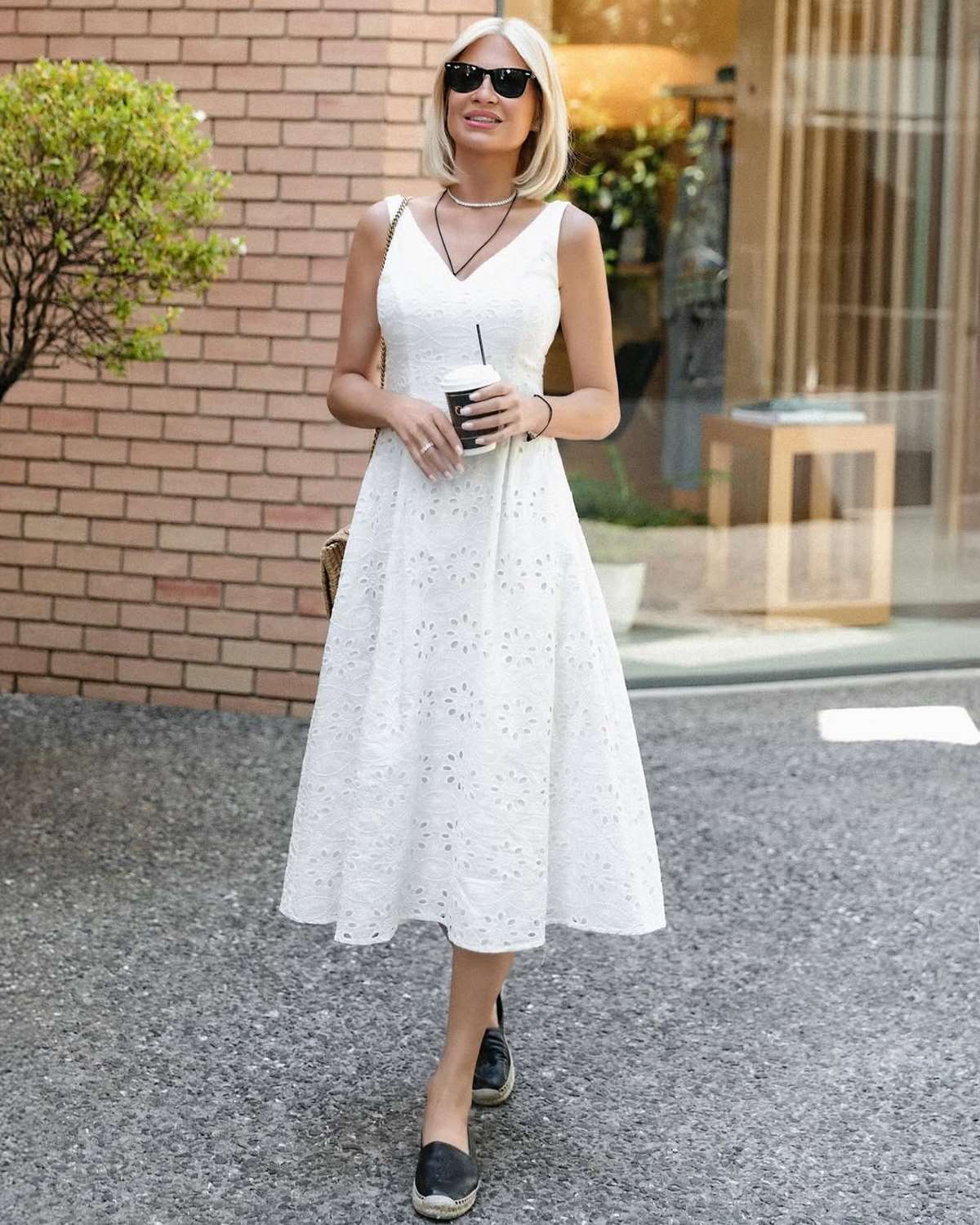 Η Φαίη Σκορδά με λευκό φόρεμα