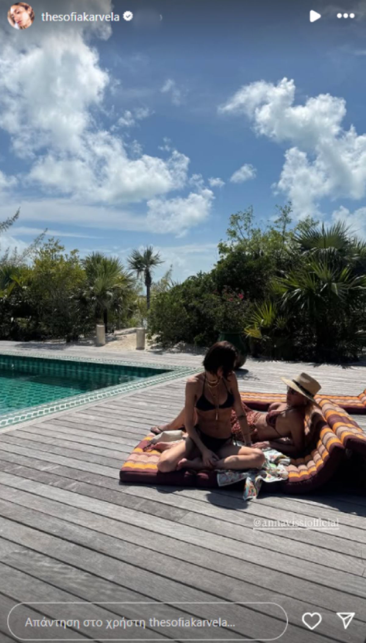 Άννα Βίσση - Σοφία Καρβέλα: Σαν δύο σταγόνες νερό! Μαμά και κόρη ποζάρουν με μπικίνι