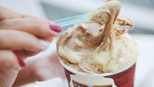 Διακοπές στη Σαντορίνη; Πού θα φας ένα από τα καλύτερα παγωτά της ζωής σου